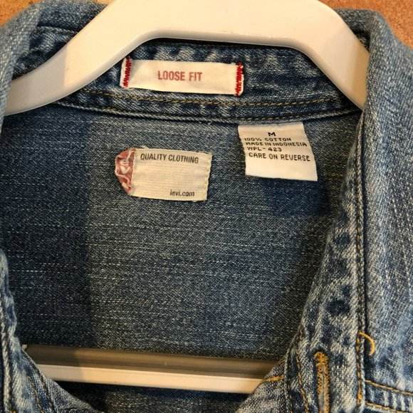 Vtg 90's Levi Strauss Red Tab Light Denim Metal Button Shirt sz M Loose Fit - Picture 4 of 7